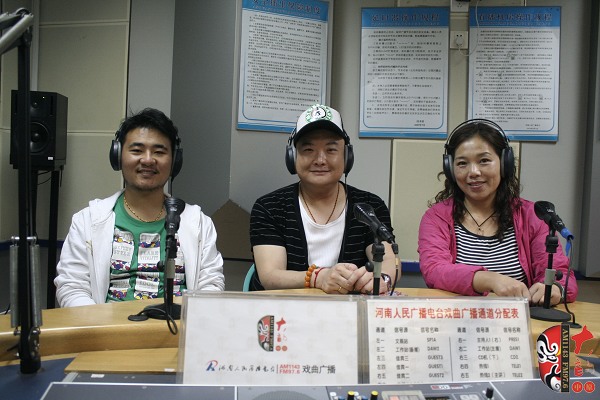河南方言話語《老湯》主演、著名青年表演藝術(shù)家范軍等正在直播中。。。 河南方言話語《老湯》主演、著名青年表演藝術(shù)家范軍等正在直播中。。。
