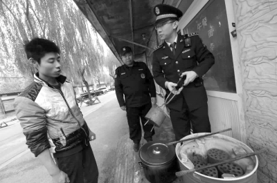 一餐館違規(guī)使用煤爐，被麥子店城管隊(duì)責(zé)令停止，并限期清除所屯的蜂窩煤