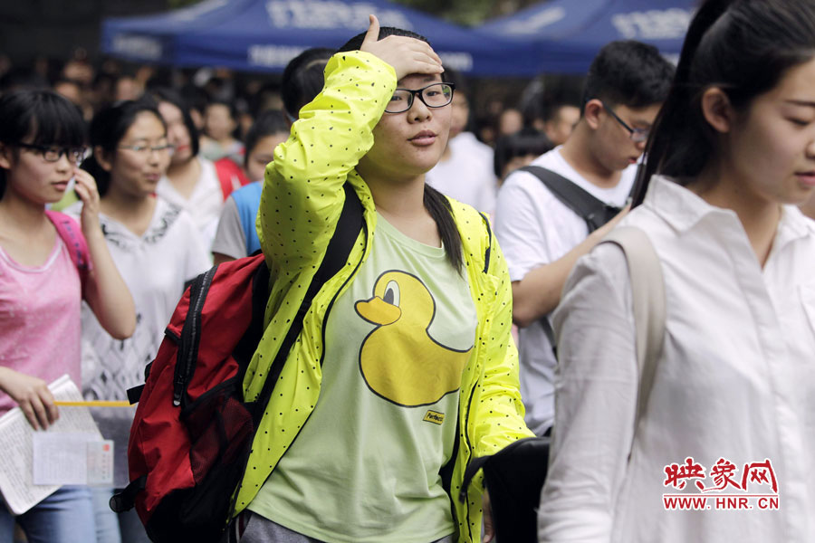 鄭州回中考點(diǎn)，考生輕松入場(chǎng)。