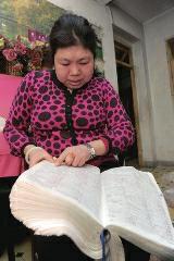 背單詞，是很多學生學習英語時最頭疼的事兒，而西安51歲大學英語老師李艷芝在兩年內背完《英漢大詞典》22萬個英語詞匯，學生稱贊其為一本活的《英漢大詞典》；兒子自小患有自閉癥，生活不能自理，20年前又與丈夫離婚，面對生活的不幸，她秉承“你必須一直向前”的信念。