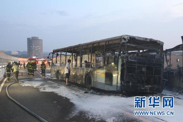 　　這是6月7日拍攝的廈門高架路上的快速公交起火事故現(xiàn)場(chǎng)。新華社發(fā)