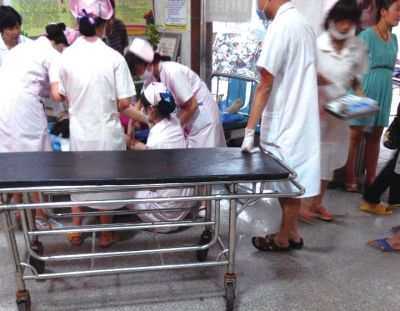9月22日，在湖南省醴陵市第二醫院，爆炸事故傷員在接受救治（手機拍攝）。新華社發