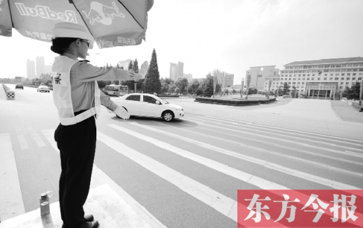 昨日，駐馬店市開源大道，女交警冒高溫指揮交通
