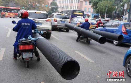 貴陽現最牛摩姐 載超長管穿梭車流