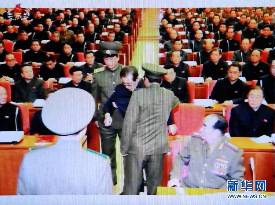 張成澤在12月8日勞動黨中央政治局擴大會議現(xiàn)場被帶走。