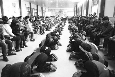 學生們在老師的指導下，一起給父母下跪謝恩。微博截圖